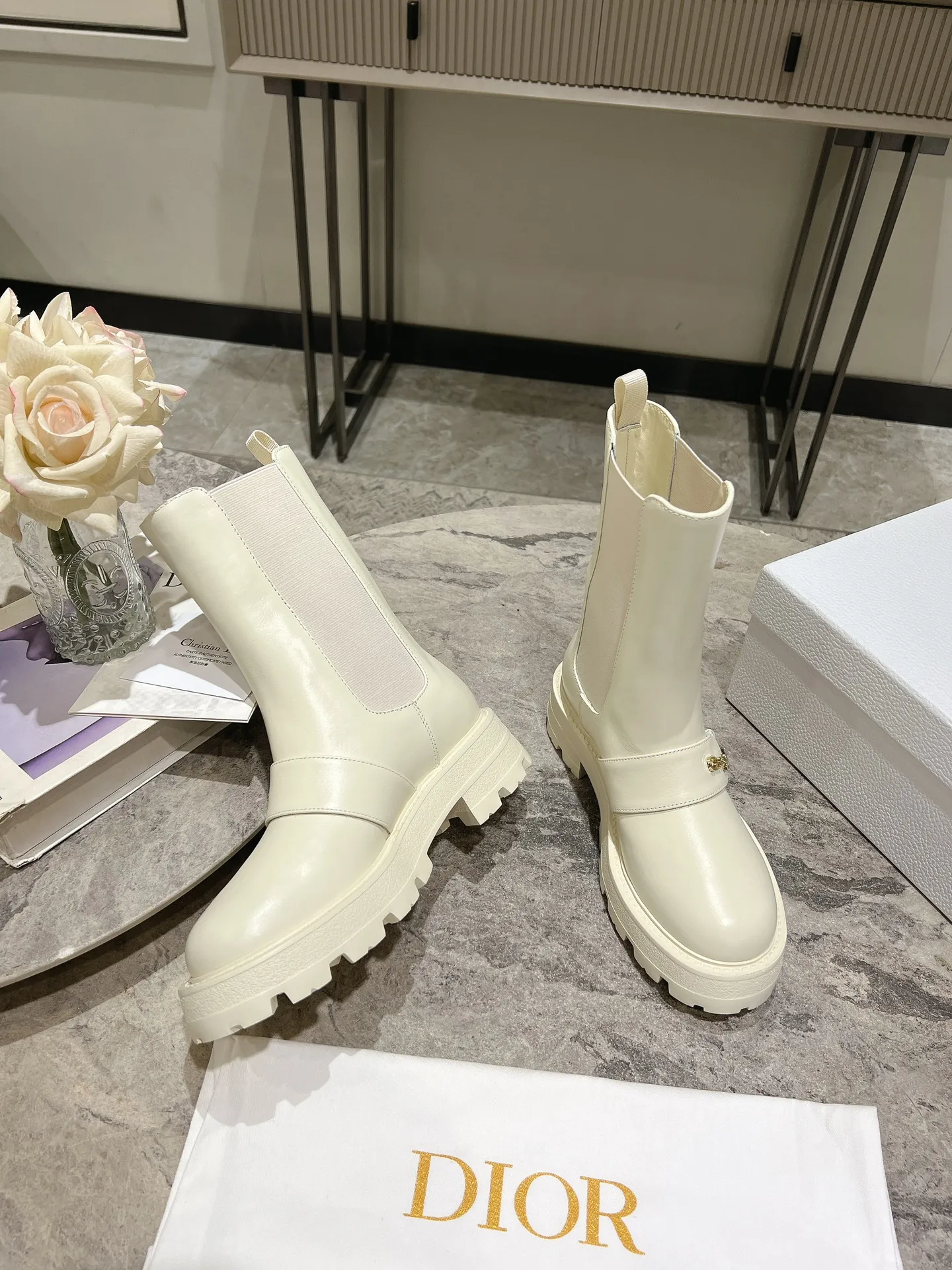 💰820 Dior Dior's new autumn and winter D-Town series punk style thick heel women's boots. The same style as the star's CD letter logo hardware buckle motorcycle knee-high boots. High-heeled square toe one-step knight high boots. Material: upper imported full-grain calfskin/open-edge beaded cowhide + water-dyed cowhide lining for feet + up foam outsole + original molded hardware buckle. Size: 35-39 Standard code (40.41 customized, non-refundable)